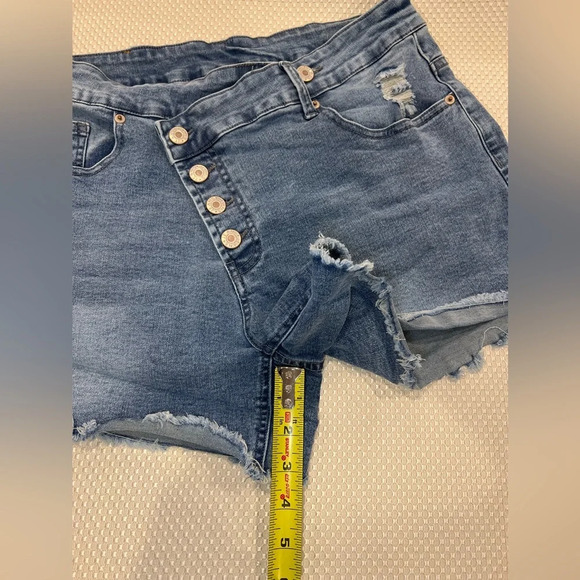✨Crossover Button High rise large comfort stretch blue denim shorts frayed hem - Picture 4 of 7